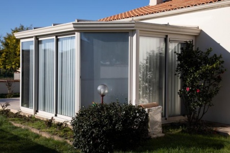 Pose de baies coulissantes, guide pratique pour optimiser votre espace